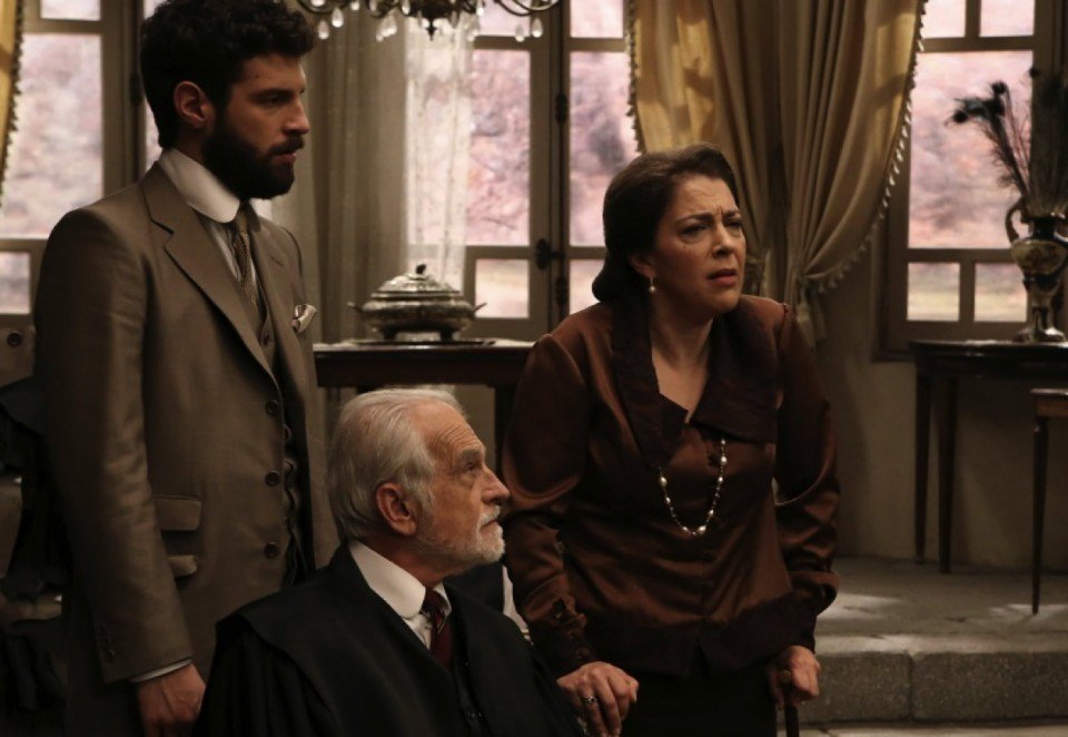 Francisca reconoce el nombre con que ha bautizado Severo la Quinta: Miel Amarga, y le tiembla el pulso, en El secreto de Puente Viejo