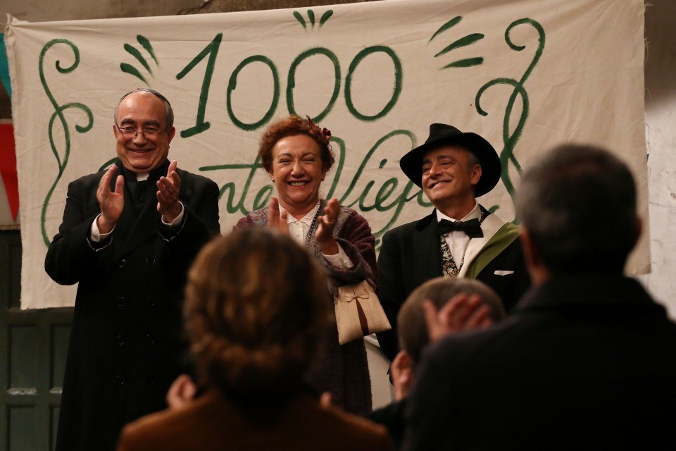 Don Anselmo, Dolores y Pedro durante la celebración del milenario de Puente Viejo