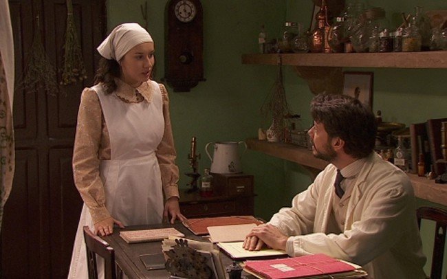 Aurora pregunta a Lucas si se va a ir a Pontevedra, en El secreto de Puente Viejo