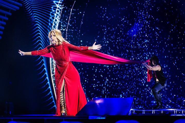 Eurovisión 2015: Edurne con la capa roja que lleva al comienzo de la interpretación de Amanecer