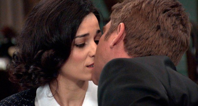Laura y Víctor Reyes se besan, en Amar es para siempre