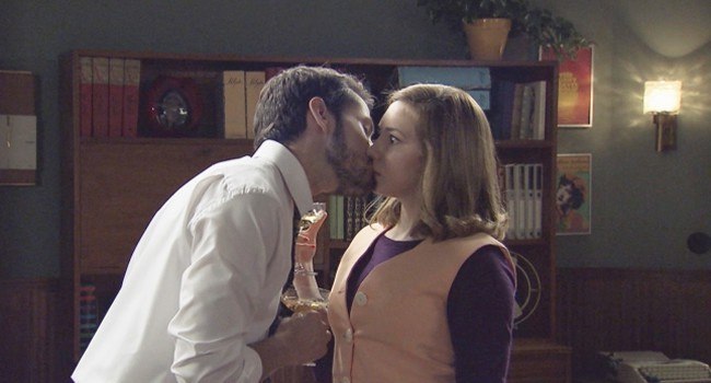 Leonor responde al beso de Miguel con un bofetón y está dispuesta a dejar el trabajo, en Amar es para siempre