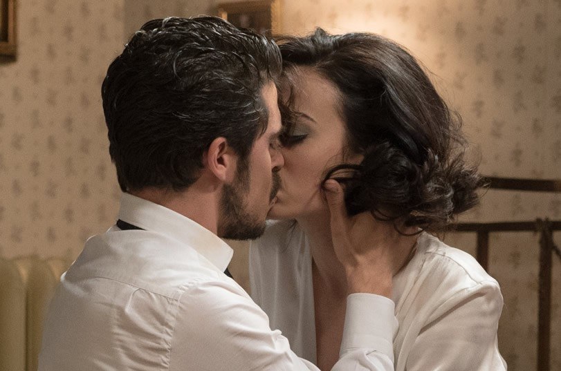 Jorge y Laura, a punto de besarse, en Amar es para siempre