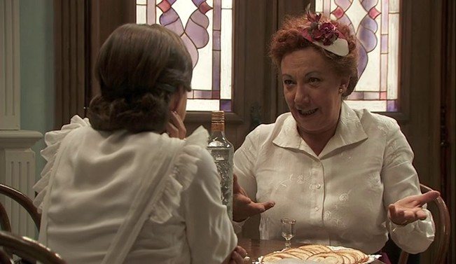Dolores confiesa a Candela que Severo y Melisa se casan, en El secreto de Puente Viejo