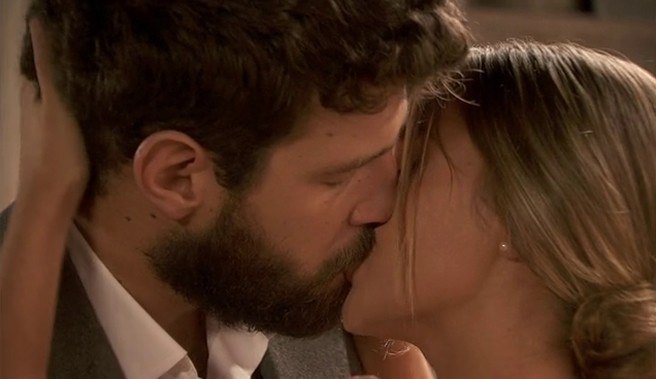 Bosco y Berta se besan por primera vez, en El secreto de Puente Viejo