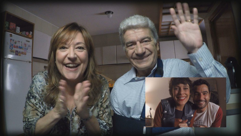 Los padres de Álex y Carol hablan con ellos por Skype, en el segundo capítulo de Buscando el Norte