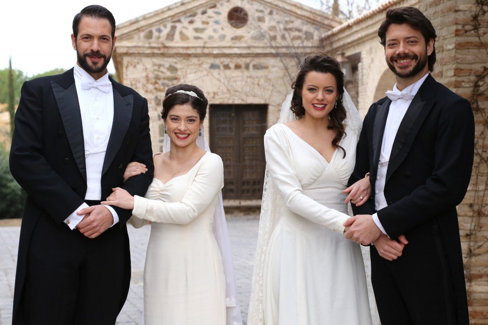 Severo, Candela, Sol y Lucas, posan radiantes el día de su doble boda, en El secreto de Puente Viejo