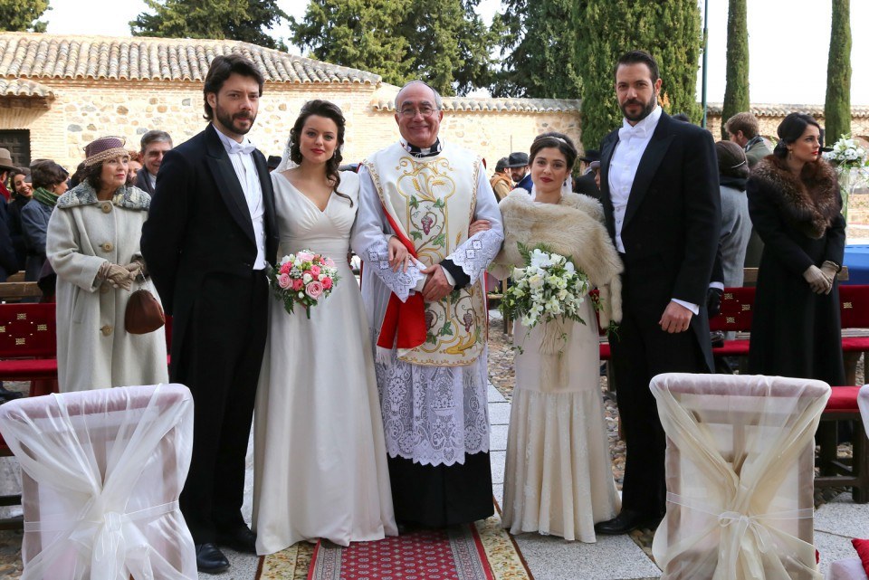 Lucas y Sol, Severo y Candela, posan con don Anselmo el día de su boda, en El secreto de Puente Viejo