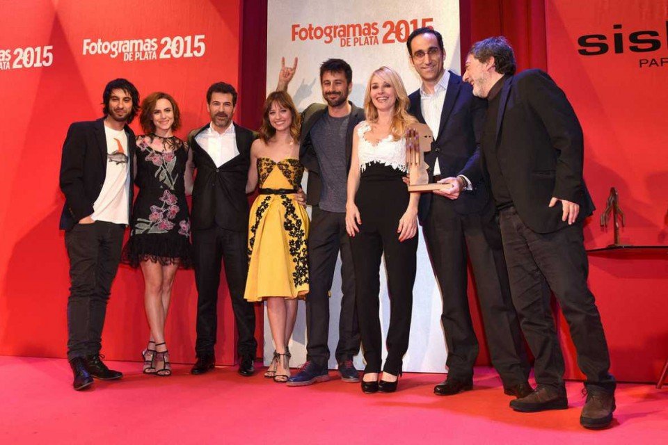 Los actores de El Ministerio del Tiempo celebran el premio a mejor serie del año en los Fotogramas de Plata 2015