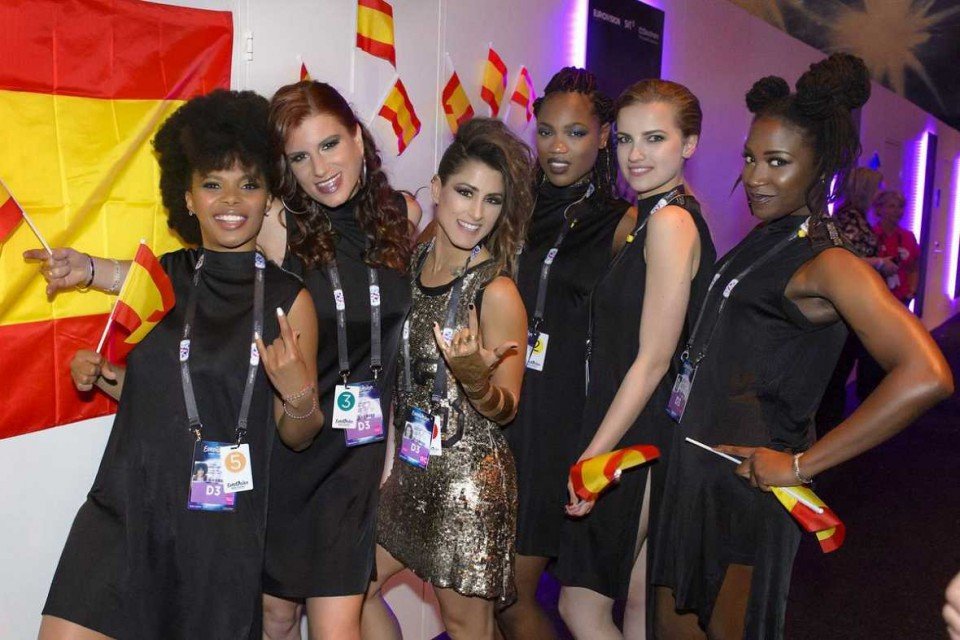 Barei, acompañada de sus coristas, en un momento de la 61ª edición del Festival de Eurovisión