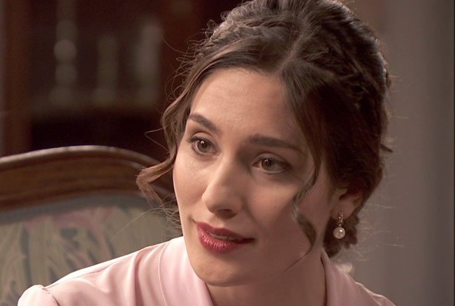 Camila encuentra el diario de Manuela y tiene claro que alguien quiere ayudarle a demostrar la inocencia de Hernando, en El secreto de Puente Viejo