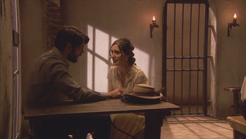 Hernando confiesa a Camila que hay una persona que podría declarar a su favor y decir la verdad, en El secreto de Puente Viejo
