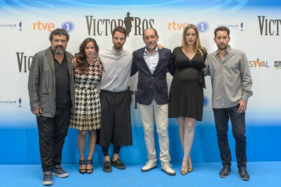 Los actores de Víctor Ros posan en la presentación de la segunda temporada en el FesTVal de Vitoria