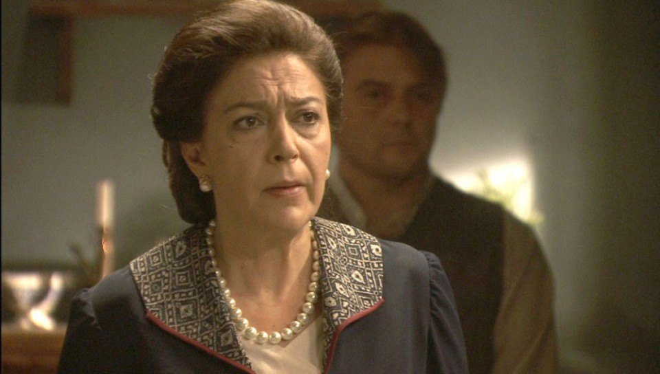 Francisca pide a Cristóbal que le permita confesarse con don Berengario, en El secreto de Puente Viejo
