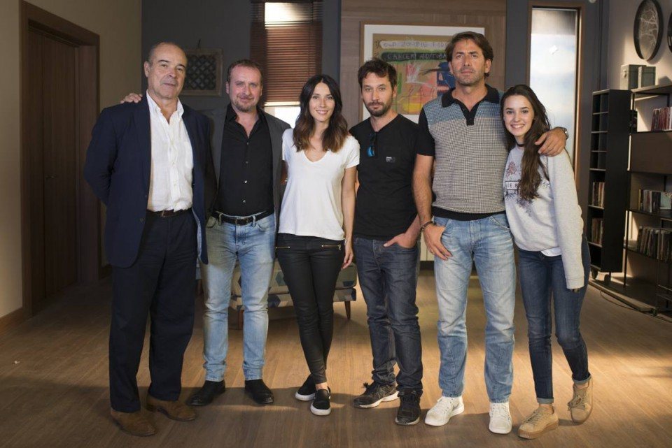 Antonio Resines, Fernando Cayo, Antonio Garrido, Raúl Fernández y Bárbara Goenaga, protagonistas de iFamily
