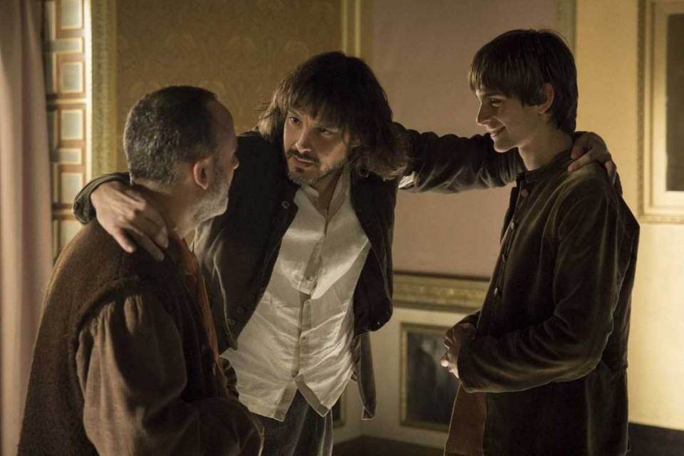 Gonzalo, acompañado por Sátur y Alonso, llega al palacio para encontrase con su padre, en Águila Roja