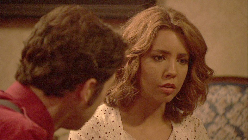 Emilia confiesa a Cristóbal que jamás traicionará a su esposo, en El secreto de Puente Viejo