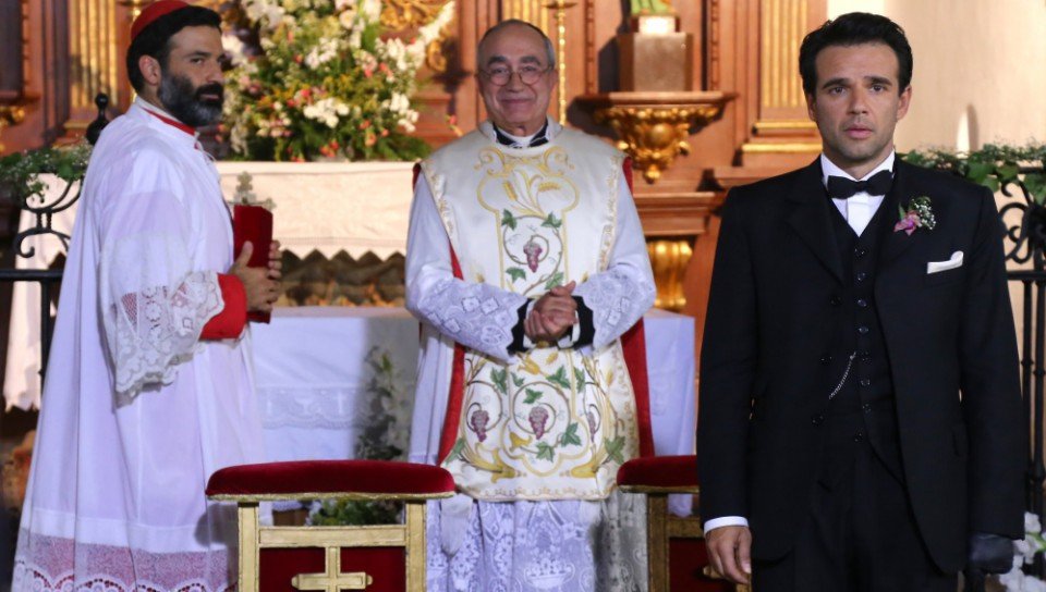 Alguien interrumpe la boda de Carmelo y Mencía, en El secreto de Puente Viejo