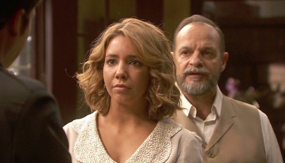 Emilia acepta volver a trabajar con Cristóbal, en El secreto de Puente Viejo