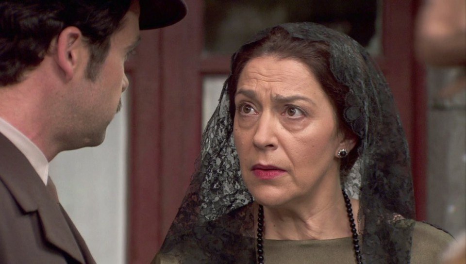 Francisca está preocupada por la reunión de Cristóbal y Raimundo, en El secreto de Puente Viejo