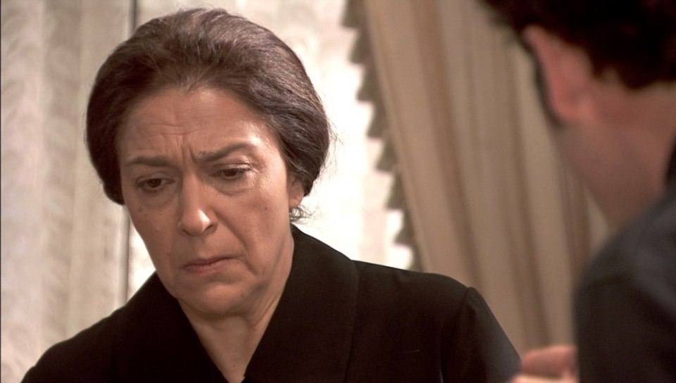 Cristóbal obliga a Francisca a hacer de sirvienta, en El secreto de Puente Viejo