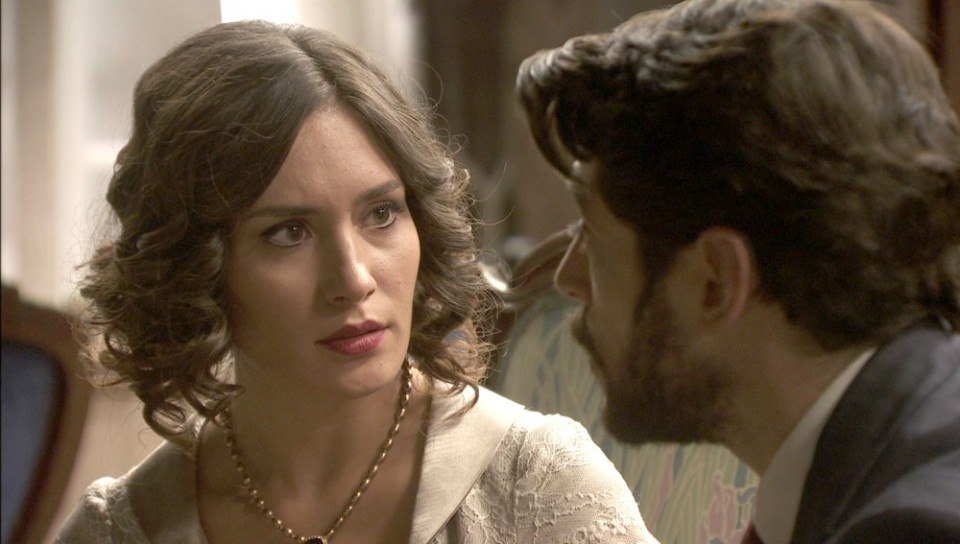 Hernando pregunta a Camila sobre su parentesco con los Mella, en El secreto de Puente Viejo