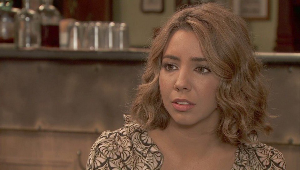Emilia está muy angustiada por no recordar si Cristóbal ha podido abusar de ella, en El secreto de Puente Viejo