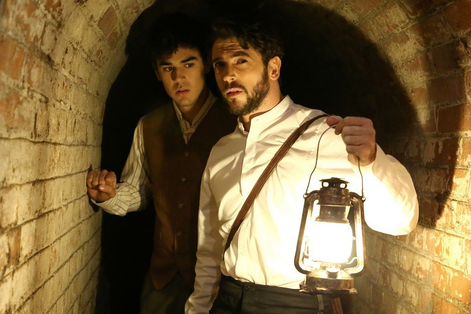 Néstor provoca un derrumbamiento que está a punto de matar a Hernando y Matías, en El secreto de Puente Viejo