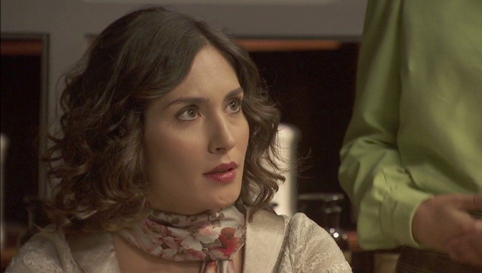 Néstor le plantea a Camila marcharse de Los Manantiales, en El secreto de Puente Viejo