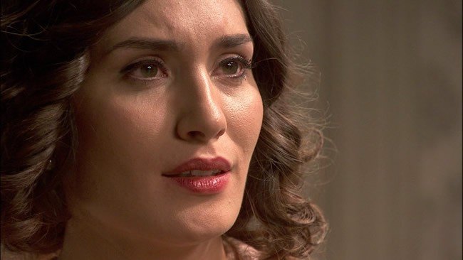 Camila visita a Lucas para pedirle que haga algo por ella, en El secreto de Puente Viejo