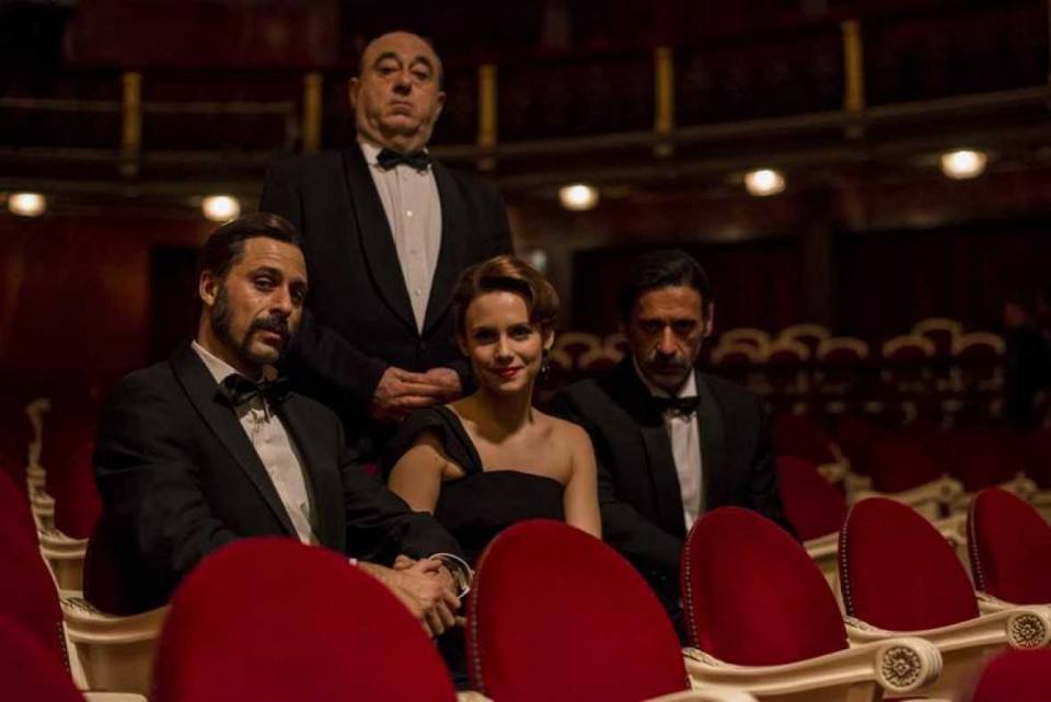 Hugo Silva Pacino, Aura Garrido Amelia y Nacho Fresneda Alonso junto a José Ángel Egido Hitchcock en El Ministerio del Tiempo