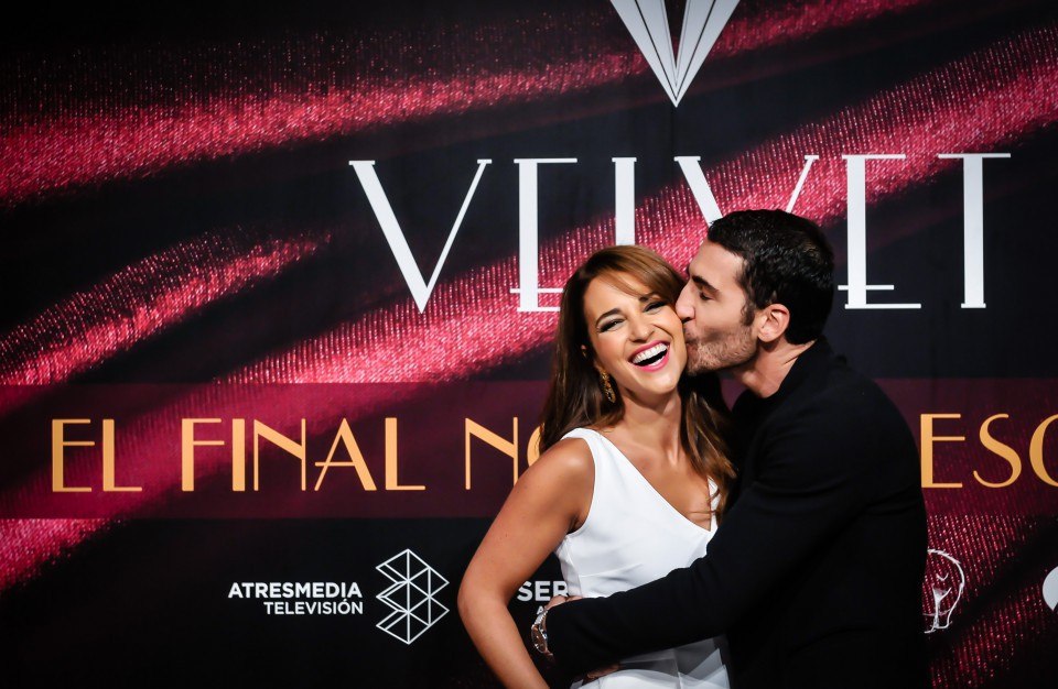 El beso de Miguel Ángel Silvestre a Paula Echevarría en la rueda de prensa de despedida de Velvet