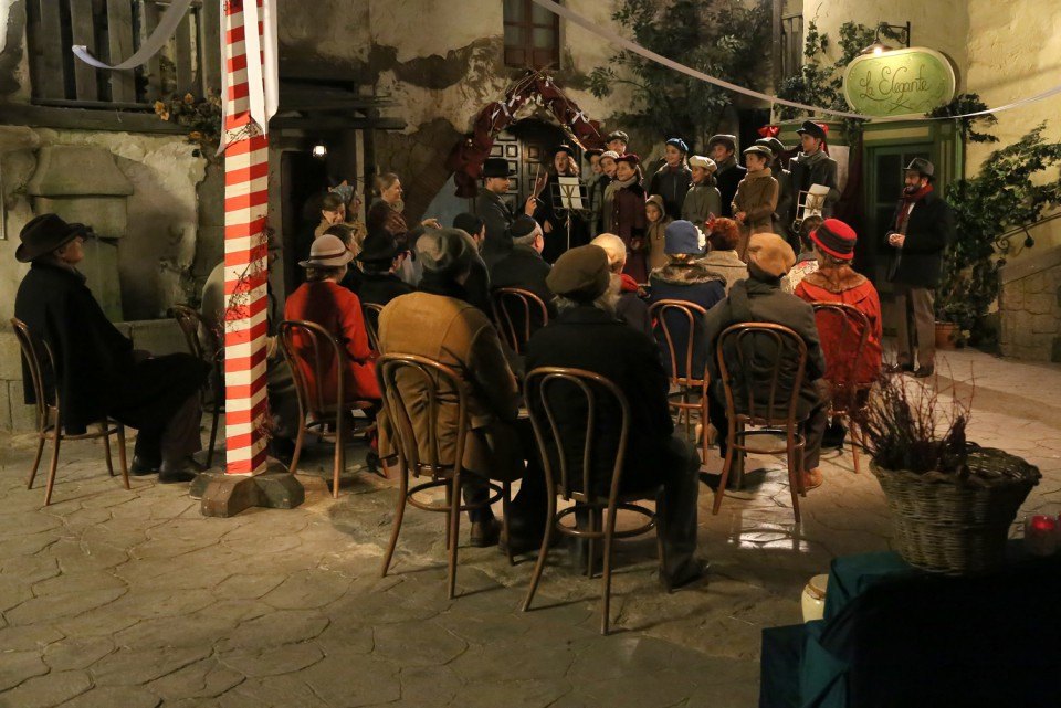 El ensayo general de villancicos en la plaza del pueblo, en El secreto de Puente Viejo