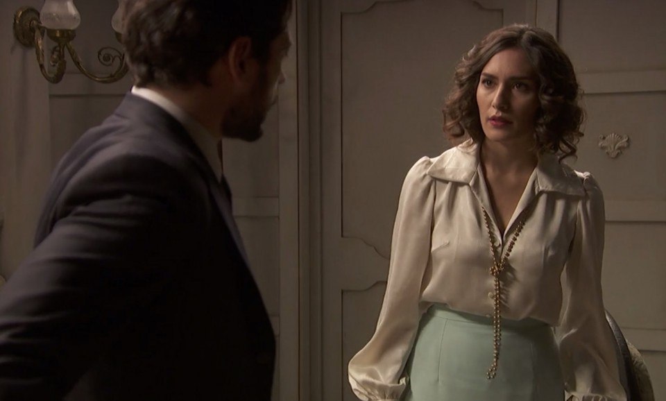 Hernando le reprocha a Camila que no colabora lo suficiente con Damián y ésta explota, en El secreto de Puente Viejo