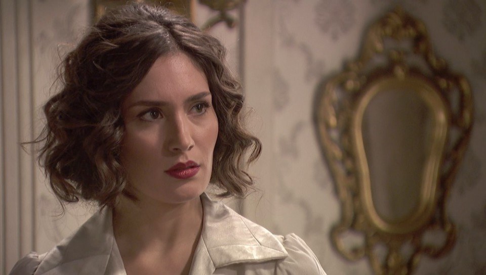 Beatriz pide explicaciones a Camila, sabe que oculta algo y quiere saberlo, en El secreto de Puente Viejo