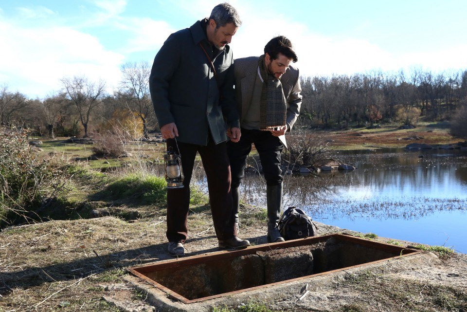 Hernando y Alfonso encuentran a Camila en el pozo, en El secreto de Puente Viejo