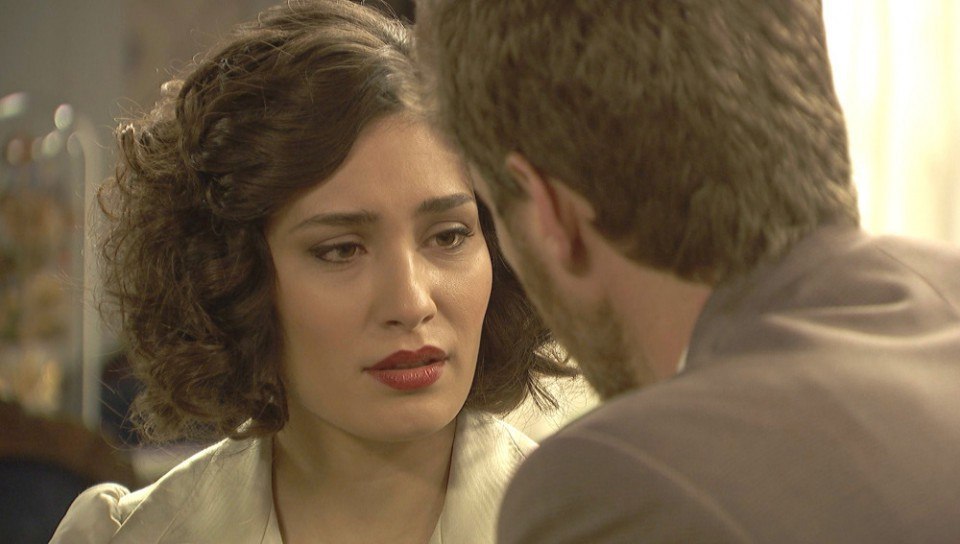Camila confiesa a Nicolás que Hernando le ha sido infiel, en El secreto de Puente Viejo