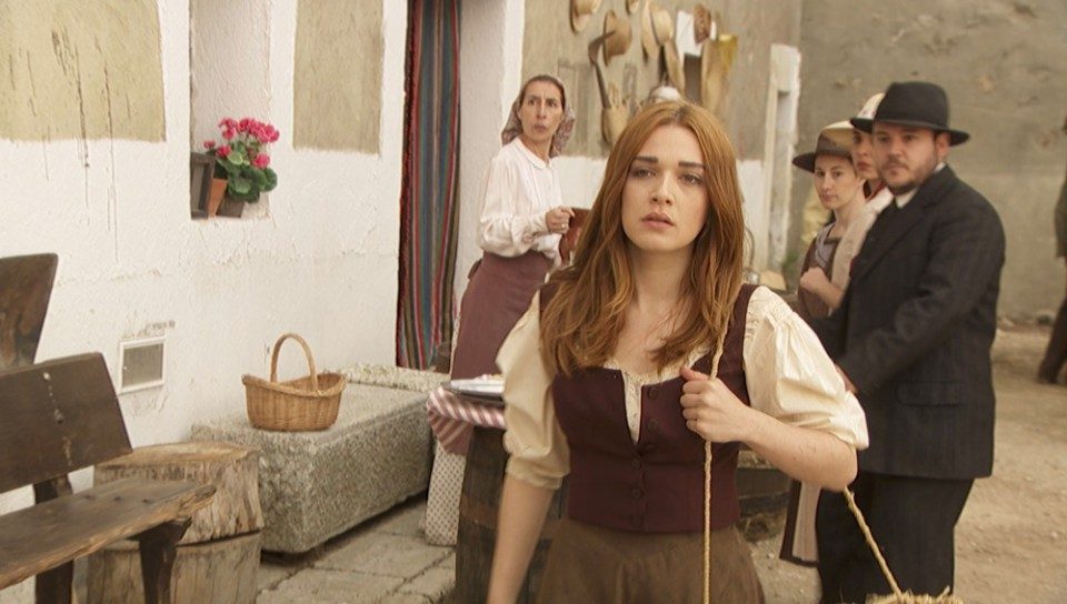 Julieta salva a Juanita de ser atropellada, en El secreto de Puente Viejo