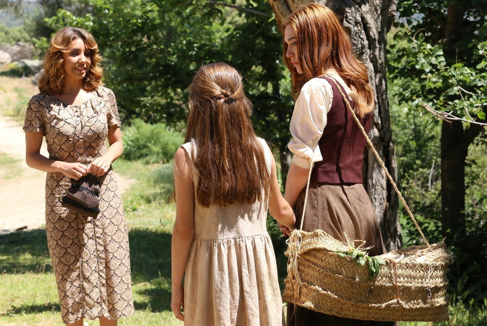 Emilia aborda a Julieta y la acorrala, en El secreto de Puente Viejo