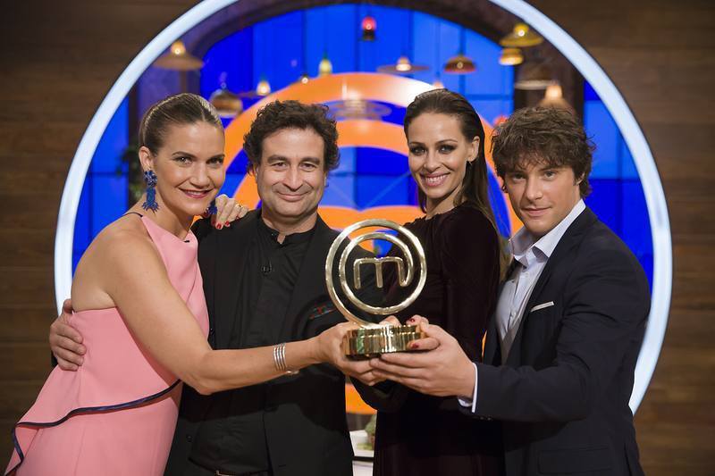 Eva González y el jurado sostienen el trofeo de MasterChef Celebrity