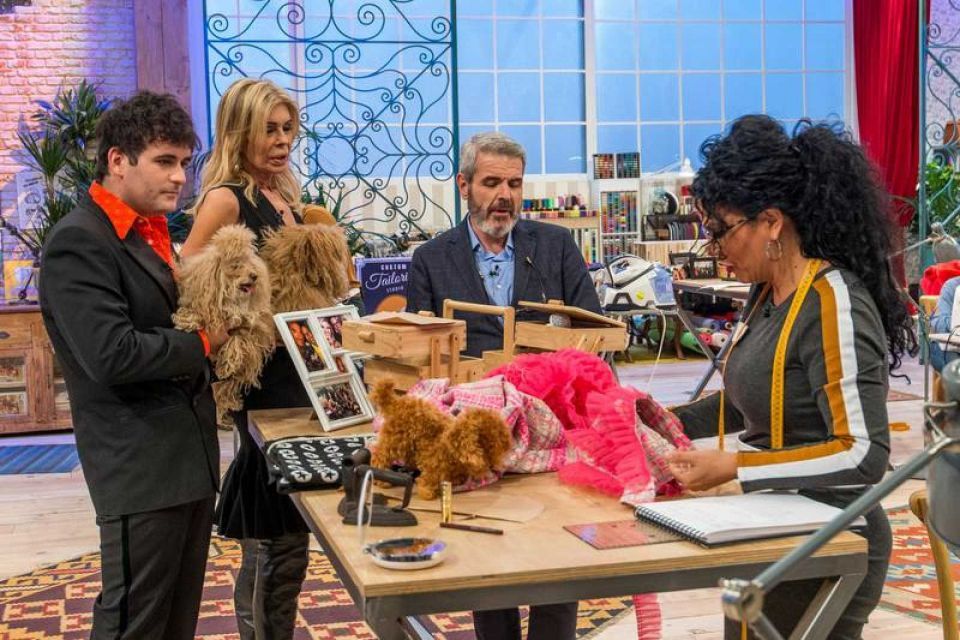Bibiana Fernández encarga a los aprendices de Maestros de la Costura un abrigo a medida para sus perros