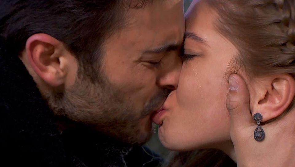Saúl encuentra a Julieta y se besan apasionadamente, en El secreto de Puente Viejo
