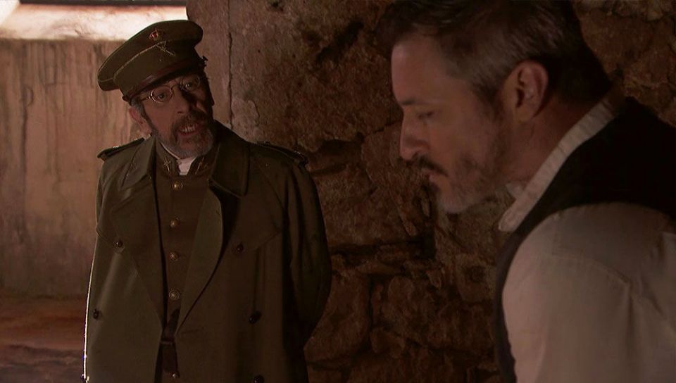 El General intenta hacer confesar a Alfonso y Emilia de la forma más cruel, en El secreto de Puente Viejo