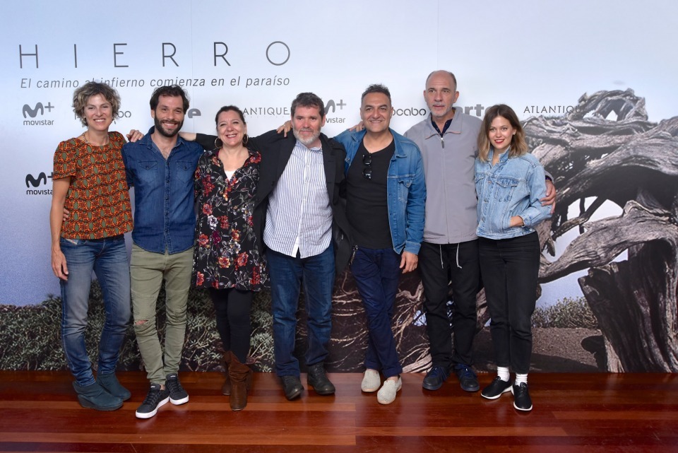 Elenco de Hierro en la presentación de la serie