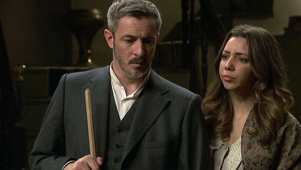 Fernando ayudará a Emilia y Alfonso en su fuga, en El secreto de Puente Viejo