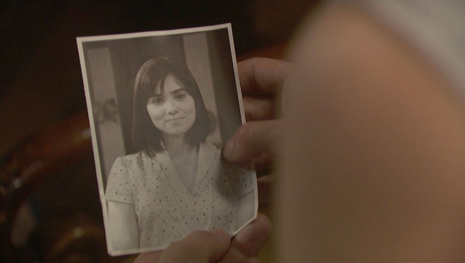 Julieta encuentra una foto de María en el cajón del despacho de Fernando, en El secreto de Puente Viejo