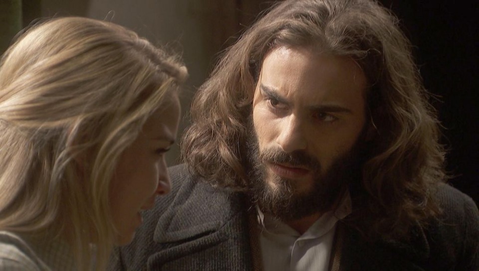 Antolina le explica a Isaac que Elsa está realmente trastornada, en El secreto de Puente Viejo