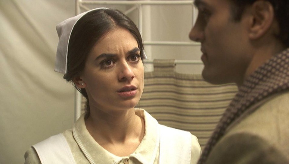 Álvaro pide a Elsa que se quede, en El secreto de Puente Viejo