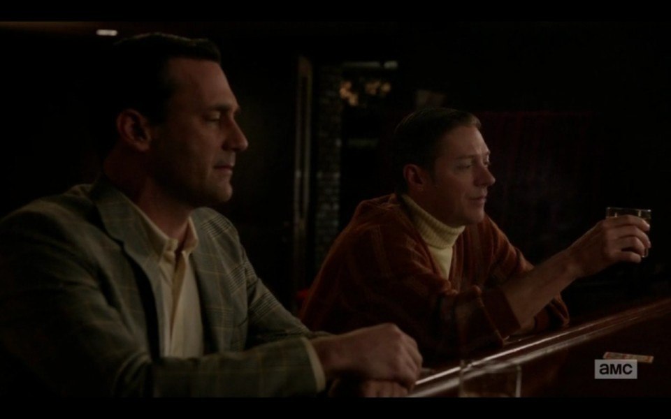 Don Draper junto a Ted Chaough en un bar en Detroit