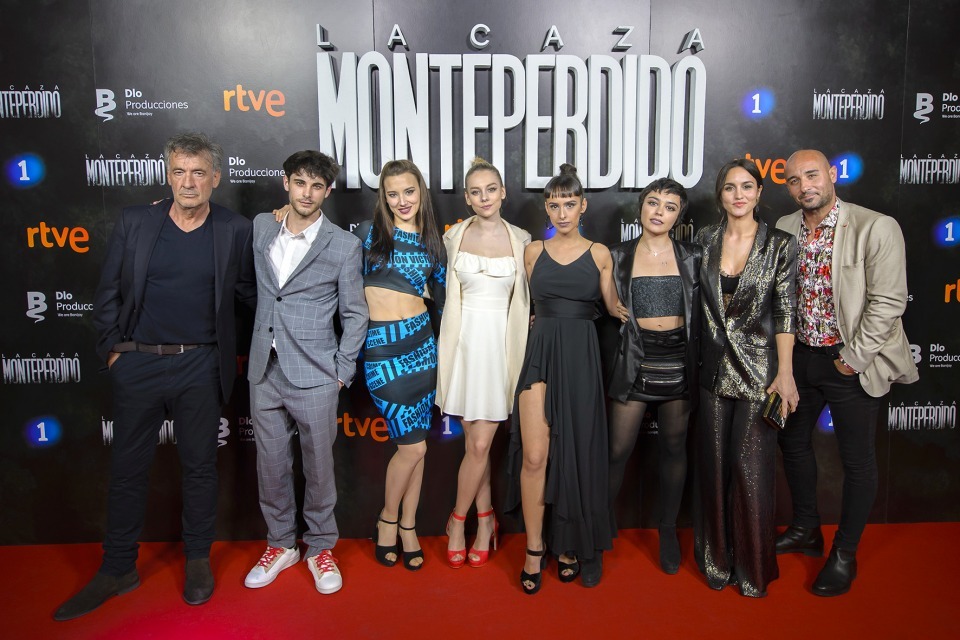 El reparto principal de la serie en el cine Capitol
